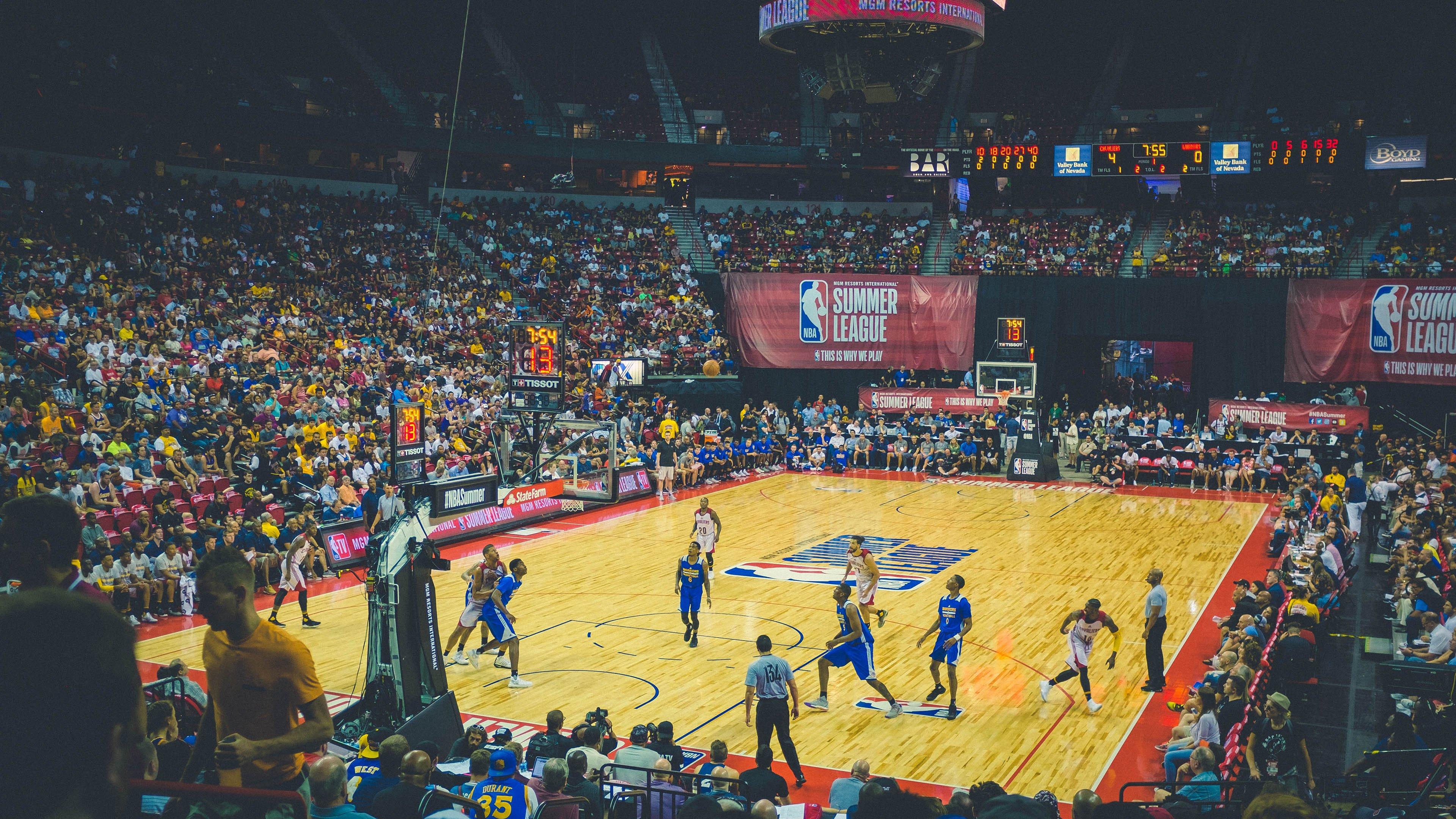 NBA总决赛激战正酣，凯尔特人vs勇士上演巅峰对决，库里能否再创传奇？