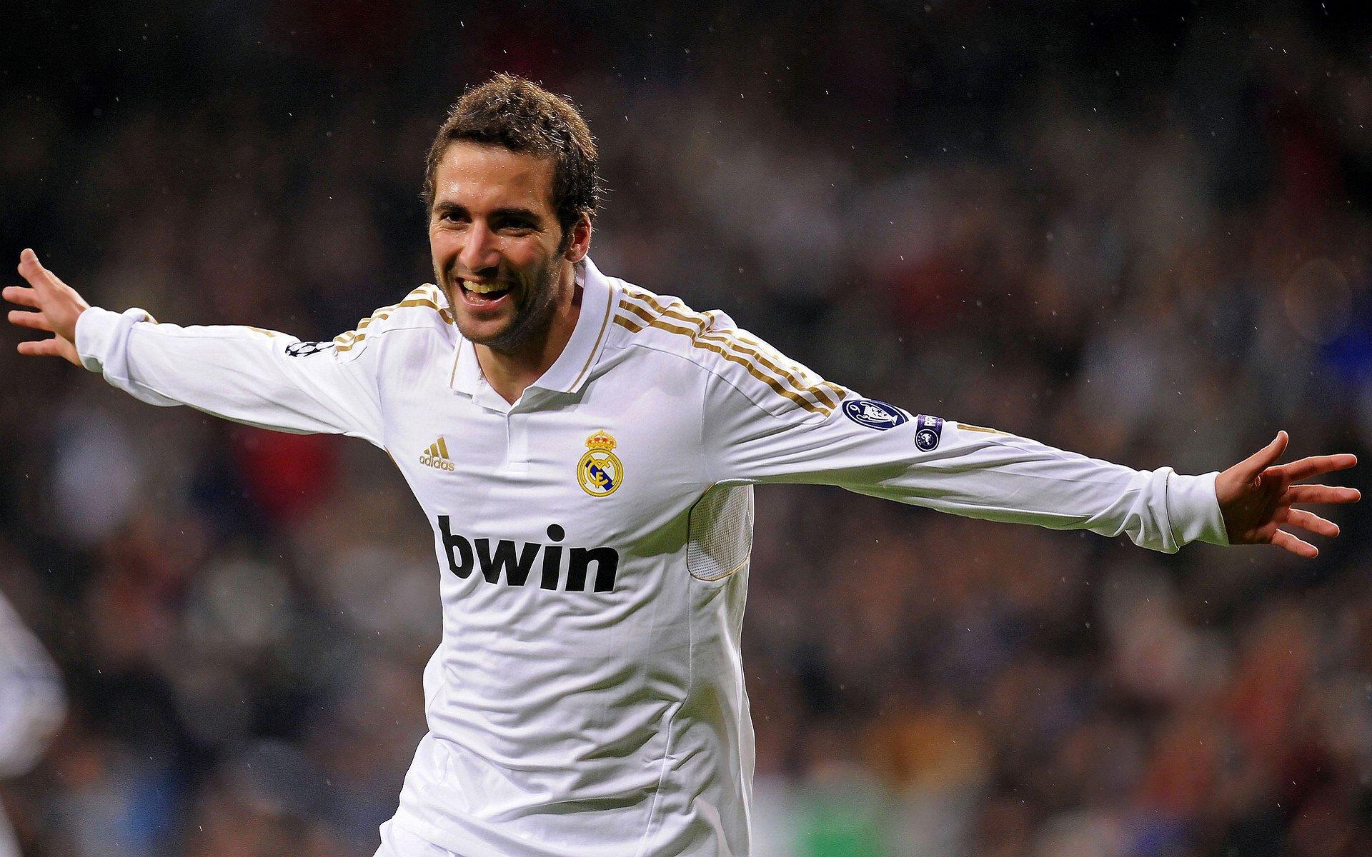 欧冠决赛巅峰对决，皇马绝杀多特蒙德，第15次捧起大耳朵杯